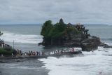 Wisatawan mancanegara berdiri di atas batu karang saat mengunjungi objek wisata Tanah Lot pada liburan awal tahun 2025 di Tabanan, Bali, Jumat (3/1/2025). Badan Pusat Statistik mencatat jumlah kunjungan wisman ke Indonesia pada November 2024 mencapai 1,09 juta orang, jumlah tersebut mengalami kenaikan sebesar 17,27 persen dibandingkan dengan November 2023 yang didominasi oleh wisman asal Malaysia, Australia, Singapura, dan Tiongkok. ANTARA FOTO/Nyoman Hendra Wibowo/wsj.