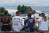 Wisatawan mancanegara mengunjungi objek wisata Tanah Lot pada liburan awal tahun 2025 di Tabanan, Bali, Jumat (3/1/2025). Badan Pusat Statistik mencatat jumlah kunjungan wisman ke Indonesia pada November 2024 mencapai 1,09 juta orang, jumlah tersebut mengalami kenaikan sebesar 17,27 persen dibandingkan dengan November 2023 yang didominasi oleh wisman asal Malaysia, Australia, Singapura, dan Tiongkok. ANTARA FOTO/Nyoman Hendra Wibowo/wsj.