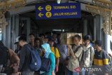 Penumpang kapal berjalan di jembatan penyeberangan orang (JPO) setibanya di Pelabuhan Merak, Kota Cilegon, Banten, Sabtu (4/1/2025). PT Angkutan Sungai Danau dan Penyeberangan (ASDP) Indonesia Ferry Cabang Utama Merak mengoperasikan tujuh dermaga dan 28 kapal dari 67 kapal yang disiagakan di lintasan Merak-Bakauheni untuk mengantisipasi kepadatan penumpang serta kendaraan saat arus balik libur Natal dan Tahun Baru 2025 yang diprediksi akan terjadi pada Sabtu (4/1) dan Minggu (5/1). ANTARA FOTO/Angga Budhiyanto/gp