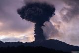 Gunung Marap di Sumbar erupsi,i lontarkan abu vulkanik setinggi 1 km