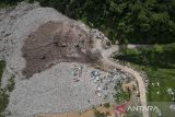 Foto udara alat berat mengeruk sampah di Tempat Pembuangan Akhir Sampah (TPAS) Cilowong, Taktakan, Kota Serang, Banten, Sabtu (4/1/2025). Kementerian Lingkungan Hidup akan menutup sebanyak 306 tempat pembuangan akhir se-Indonesia yang masih menggunakan metode lahan terbuka atau open dumping dan ditargetkan selesai pada tahun 2026 mendatang. ANTARA FOTO/Putra M. Akbar/gp