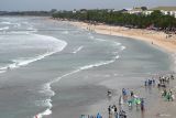 Sejumlah peserta memungut sampah saat kegiatan aksi bersih sampah laut di Pantai Kuta, Badung, Bali, Sabtu (4/1/2025). Kegiatan tersebut diselenggarakan Kementerian Lingkungan Hidup dengan melibatkan sekitar 2.100 peserta dari berbagai instansi dan lembaga sebagai upaya untuk mendukung penyelesaian permasalahan sampah laut di Bali. ANTARA FOTO/Fikri Yusuf/wsj.