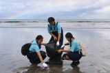 Tiga pelajar memungut sampah saat kegiatan aksi bersih sampah laut di Pantai Kuta, Badung, Bali, Sabtu (4/1/2025). Kegiatan tersebut diselenggarakan Kementerian Lingkungan Hidup dengan melibatkan sekitar 2.100 peserta dari berbagai instansi dan lembaga sebagai upaya untuk mendukung penyelesaian permasalahan sampah laut di Bali. ANTARA FOTO/Fikri Yusuf/wsj.