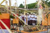 Umat Hindu mengikuti rangkaian ritual upacara Pecaruan Nawa Gempang dan Mapekelem di kawasan pariwisata The Nusa Dua, Badung, Bali, Jumat (3/1/2025). Ritual tersebut dilaksanakan untuk menyucikan kawasan serta menjaga keharmonisan alam sekaligus guna mendukung pariwisata berlanjutan melalui penerapan Tri Hita Karana atau hubungan harmonis antara manusia dengan Tuhan, sesama manusia, dan alam. ANTARA FOTO/Fikri Yusuf/wsj.