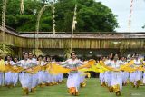 Umat Hindu mempersembahkan Tari Rejang Taman Sari saat rangkaian ritual upacara Pecaruan Nawa Gempang dan Mapekelem di kawasan pariwisata The Nusa Dua, Badung, Bali, Jumat (3/1/2025). Ritual tersebut dilaksanakan untuk menyucikan kawasan serta menjaga keharmonisan alam sekaligus guna mendukung pariwisata berlanjutan melalui penerapan Tri Hita Karana atau hubungan harmonis antara manusia dengan Tuhan, sesama manusia, dan alam. ANTARA FOTO/Fikri Yusuf/wsj.