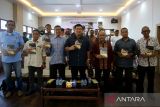 Kepala Biro Perum LKBN ANTARA Sumatera Utara (Sumut) , Azhari (ketiga kanan) bersama PJ Walikota Banda Aceh, Almuniza Kamal (ke empat kiri) dan sejumlah wartawan foto bersama seusai penyerahan buku berjudul 