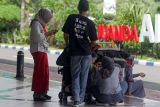 Calon penumpang pesawat berada di lobby Bandara Internasional Juanda Surabaya di Sidoarjo, Jawa Timur, Minggu (5/1/2025). Pengelola Bandara Juanda memperkirakan jumlah penumpang yang tiba di Bandara Juanda mencapai 48 ribu orang dari biasanya 35 ribu sampai 39 ribu dengan pergerakan 320 pesawat saat puncak arus balik libur Natal dan tahun baru (Nataru) pada Minggu (5/1). ANTARA FOTO/Umarul FaruqANTARA FOTO/Umarul Faruq (ANTARA FOTO/Umarul Faruq)