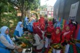 Warga membeli sayuran di Pasar Dongko, Tanah Baru, Kota Bogor, Jawa Barat, Minggu (5/1/2025). Pasar Dongko yang digelar pada minggu pertama setiap bulan itu menjual makanan tradisonal Sunda dan sayuran dari Kelompok Wanita Tani (KWT) Sekebun, sekaligus sebagai upaya edukasi kepada masyarakat untuk menjaga lingkungan dari sampah plastik. ANTARA FOTO/Arif Firmansyah/rwa.