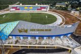 Foto udara pembangunan Stadion Swarnabhumi di Muaro Pijoan, Muaro Jambi, Jambi, Sabtu (4/1/2025). Pembangunan tahap I stadion dengan investasi awal sebesar Rp250 miliar tersebut telah selesai akhir Desember 2024, namun masih belum dibuka untuk umum. ANTARA FOTO/Wahdi Septiawan/agr