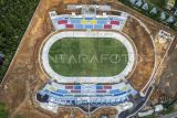 Foto udara pembangunan Stadion Swarnabhumi di Muaro Pijoan, Muaro Jambi, Jambi, Sabtu (4/1/2025). Pembangunan tahap I stadion dengan investasi awal sebesar Rp250 miliar tersebut telah selesai akhir Desember 2024, namun masih belum dibuka untuk umum. ANTARA FOTO/Wahdi Septiawan/agr