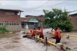 BPBD Bandarlampung lakukan penyedotan air banjir yang masuk rumah warga