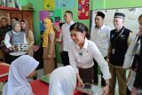 Menkomdigi tinjau program Makan Bergizi Gratis untuk siswa SD di Depok