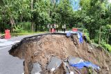 Polsek Nanggulan Kulon Progo cek ruas jalan Sentolo-Nanggukan yang amblas