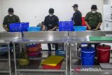 Pekerja menyiapkan paket makanan bergizi gratis di Satuan Pelayanan Pemenuhan Gizi (SPPG) Khusus Yayasan Arara Visi Hijau Cimahi, Kota Cimahi, Jawa Barat, Senin (6/1/2025). Satuan Pelayanan Pemenuhan Gizi tersebut mengolah dan mendistribusikan sebanyak 3.500 porsi makanan bergizi gratis per hari bagi siswa di berbagai jenjang sekolah, balita, ibu hamil dan menyusui di Kota Cimahi. ANTARA FOTO/Abdan Syakura/agr