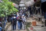 Sejumlah wisatawan berjalan di perkampungan Suku Badui di Desa Kanekes, Lebak, Banten, Minggu (5/1/2025). Tetua adat Suku Badui Jaro Oom menyebut destinasi wisata Saba Budaya Badui selama tahun baru meningkat dua kali lipat dari hari biasanya dengan jumlah pengunjung mencapai sekitar sebanyak 2.500 wisatawan per harinya. ANTARA FOTO/Muhammad Bagus Khoirunas/gp