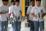 Siswa membawa paket Makanan Bergizi Gratis (MBG) di SMA Muhammadiyah 2 Sidoarjo, Jawa Timur, Senin (6/1/2025). Pelaksanaan perdana Program Makan Bergizi Gratis (MBG) dilakukan secara bertahap di sejumlah sekolah di Sidoarjo mencakup jenjang TK, SD, SMP, hingga SMA/SMK sederajat hingga Pos Pelayanan Terpadu (Posyandu) dengan total 6.003 porsi paket makanan. Antara Jatim/Umarul Faruq