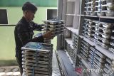 Petugas mendistribusikan makanan bergizi gratis di SMP Negeri 2 Tasikmalaya, Kota Tasikmalaya, Jawa Barat, Senin (6/1/2025). Satuan Pelayanan Pemenuhan Gizi (SPPG) Tasikmalaya membagikan 2.999 paket makanan bergizi gratis kepada siswa di tujuh sekolah tingkat PAUD hingga SMA di Kota Tasikmalaya dengan menu makan berisi nasi, ayam goreng, tempe, tumis bucis dan wortel serta jeruk. ANTARA FOTO/Adeng Bustomi/agr