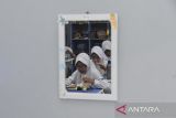 Siswa menyantap makanan bergizi gratis di SMP Negeri 2 Tasikmalaya, Kota Tasikmalaya, Jawa Barat, Senin (6/1/2025). Satuan Pelayanan Pemenuhan Gizi (SPPG) Tasikmalaya membagikan 2.999 paket makanan bergizi gratis kepada siswa di tujuh sekolah tingkat PAUD hingga SMA di Kota Tasikmalaya dengan menu makan berisi nasi, ayam goreng, tempe, tumis bucis dan wortel serta jeruk. ANTARA FOTO/Adeng Bustomi/agr