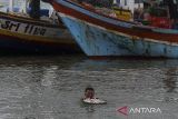 Nelayan membawa ikan hasil tangkapan untuk dibawa ke tempat pelelangan ikan di Desa Teluk, Labuan, Kabupaten Pandeglang, Banten, Senin (6/1/2025). Kementerian Kelautan dan Perikanan (KKP) menutup tahun 2024 dengan perolehan penerimaan negara bukan pajak (PNBP) di subsektor perikanan tangkap mencapai Rp1,053 triliun yang terdiri atas PNBP sumber daya alam (SDA) sebesar Rp955,39 miliar dan non-SDA Rp101,193 miliar, sehingga total PNPB KKP sampai menjelang akhir tahun 2024 mencapai Rp2,16 triliun. ANTARA FOTO/Angga Budhiyanto/gp