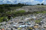 Pemulung berjalan di sekitar area tempat pemrosesan akhir (TPA) Dengung, Lebak, Banten, Senin (6/1/2025). Pemerintah Kabupaten Lebak bekerja sama dengan Kementerian Dalam Negeri (Kemendagri) dan Bank Dunia berencana akan membangun Pembangunan Tempat Pengolahan Sampah Terpadu (TPST) regional Banten yang dapat menampung 500 ton sampah per hari di dua lokasi di Kabupaten Lebak dengan nilai anggaran mencapai Rp171 miliar dan ditargetkan dibangun pada awal 2025. ANTARA FOTO/Muhammad Bagus Khoirunas/gp