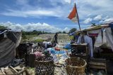 Pemulung berjalan di sekitar area tempat pemrosesan akhir (TPA) Dengung, Lebak, Banten, Senin (6/1/2025). Pemerintah Kabupaten Lebak bekerja sama dengan Kementerian Dalam Negeri (Kemendagri) dan Bank Dunia berencana akan membangun Pembangunan Tempat Pengolahan Sampah Terpadu (TPST) regional Banten yang dapat menampung 500 ton sampah per hari di dua lokasi di Kabupaten Lebak dengan nilai anggaran mencapai Rp171 miliar dan ditargetkan dibangun pada awal 2025. ANTARA FOTO/Muhammad Bagus Khoirunas/gp