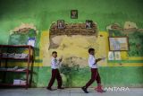 Sejumlah siswa mengikuti kegiatan belajar mengajar di SDN Teranggana, Kasemen, Kota Serang, Banten, Senin (6/1/2025). Menurut pihak sekolah, terdapat tiga kelas mengalami kerusakan berat pada bagian tembok bangunan yang rawan roboh dan lantai ambles, sehingga kegiatan belajar mengajar harus dialihkan ke ruangan laboratorium dan mushola. ANTARA FOTO/Putra M. Akbar/gp