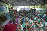 Personel TNI dari Kodim 0616/Indramayu mendistribusikan paket makanan saat pelaksanaan Program Makan Bergizi Gratis (MBG) di TK Kartika, Indramayu, Jawa Barat, Senin (6/1/2025). Pelaksanaan perdana Program Makan Bergizi Gratis (MBG) yang dilaksanakan Kodim 0616/Indramayu itu menyasar 11 sekolah dan 12 posyandu untuk ibu hamil dan menyusui dengan menyediakan 3942 porsi makanan per hari. ANTARA FOTO/Dedhez Anggara/agr