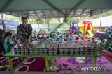 Personel TNI dari Kodim 0616/Indramayu mendistribusikan paket makanan saat pelaksanaan Program Makan Bergizi Gratis (MBG) di TK Kartika, Indramayu, Jawa Barat, Senin (5/1/2025). Pelaksanaan perdana Program Makan Bergizi Gratis (MBG) yang dilaksanakan Kodim 0616/Indramayu itu menyasar 11 sekolah dan 12 posyandu untuk ibu hamil dan menyusui dengan menyediakan 3942 porsi makanan per hari. ANTARA FOTO/Dedhez Anggara/agr