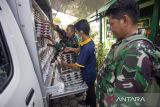 Personel TNI dari Kodim 0616/Indramayu mendistribusikan paket makanan saat pelaksanaan Program Makan Bergizi Gratis (MBG) di TK Kartika, Indramayu, Jawa Barat, Senin (5/1/2025). Pelaksanaan perdana Program Makan Bergizi Gratis (MBG) yang dilaksanakan Kodim 0616/Indramayu itu menyasar 11 sekolah dan 12 posyandu untuk ibu hamil dan menyusui dengan menyediakan 3942 porsi makanan per hari. ANTARA FOTO/Dedhez Anggara/agr