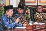 Menteri Desa dan Pembangunan Daerah Tertinggal (Mendes PDT) Yandri Susanto (tengah) dan Anggota Komisi V DPR RI Bakri (kanan) mendengarkan keterangan Gubernur Jambi Al Haris (kiri) di hadapan kepala desa, camat, dan perwakilan instansi terkait saat audiensi di Rumah Dinas Gubernur Jambi, Jambi, Minggu (5/1/2025). Kegiatan itu bertujuan menampung keluhan para pimpinan daerah di wilayah kerjanya masing-masing sekaligus mendorong pemaksimalan potensi desa dalam upaya meningkatkan ekonomi dan kesejahteraan masyarakat. ANTARA FOTO/Wahdi Septiawan/nym.