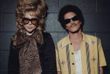 Lagu kolaborasi Lady Gaga dan Bruno Mars raih puncak Billboard Hot 100