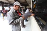 Sejumlah warga antre mengurus dokumen kendaraan bermotornya di Kantor Bersama Samsat Surabaya Utara, Surabaya, Jawa Timur, Senin (6/1/2025). Pemerintah setempat mulai menerapkan opsen pajak kendaraan bermotor (PKB) dan bea balik nama kendaraan bermotor (BBNKB). Antara Jatim/Didik Suhartono/mas.