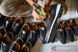 Pekerja membersihkan sepatu yang telag selesai di produksi sepatu di sentra produksi sepatu Cibaduyut, Bandung, Jawa Barat, Selasa (7/1/2025). Asosiasi Persepatuan Indonesia (Aprisindo) menyatakan, pelemahan nilai tukar rupiah terhadap dollar AS dalam beberapa waktu terakhir berpotensi ikut mendongkrak biaya produksi industri alas kaki nasional sebanyak dua persen sedangkan kebutuhan bahan baku yang harus dipenuhi dari impor untuk produksi alas kaki mencapai 50 persen. ANTARA FOTO/Raisan Al Farisi/agr
