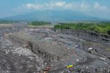 Foto udara aktivitas penambang pasir di Desa Supiturang, Lumajang, Jawa Timur, Selasa (7/1/2024). Pemerintah mulai menerapkan kebijakan opsen pajak daerah secara nasional pada tahun 2025 untuk Pajak Kendaraan Bermotor (PKB), Bea Balik Nama Kendaraan Bermotor (BBNKB), Pajak Air Tanah, Pajak Sarang Burung Walet, serta Pajak Mineral Bukan Logam dan Batuan (MBLB) yang bertujuan untuk mendorong intensifikasi dan ekstensifikasi perpajakan daerah sebagai upaya meningkatkan Pendapatan Asli Daerah (PAD) sesuai amanat UU No. 1 Tahun 2022 tentang Hubungan Keuangan antara Pemerintah Pusat dan Daerah (HKDP). ANTARA Jatim/Irfan Sumanjaya/mas.