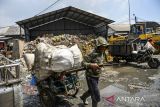 Petugas mengangkut sampah di Pasar Induk Caringin, Bandung, Jawa Barat, Selasa (7/1/2025). Pengelola Pasar Induk Caringin mulai mengangkut sampah yang menumpuk menuju TPA setelah diberikan teguran dan tenggat waktu pembersihan oleh Pemerintah Kota Bandung hingga pertengahan Januari 2025. ANTARA FOTO/Raisan Al Farisi/agr