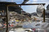 Petugas mengangkut sampah di Pasar Induk Caringin, Bandung, Jawa Barat, Selasa (7/1/2025). Pengelola Pasar Induk Caringin mulai mengangkut sampah yang menumpuk menuju TPA setelah diberikan teguran dan tenggat waktu pembersihan oleh Pemerintah Kota Bandung hingga pertengahan Januari 2025. ANTARA FOTO/Raisan Al Farisi/agr