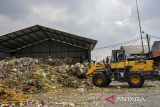 Petugas menggunakan alat berat untuk mengangkut sampah di Pasar Induk Caringin, Bandung, Jawa Barat, Selasa (7/1/2025). Pengelola Pasar Induk Caringin mulai mengangkut sampah yang menumpuk menuju TPA setelah diberikan teguran dan tenggat waktu pembersihan oleh Pemerintah Kota Bandung hingga pertengahan Januari 2025. ANTARA FOTO/Raisan Al Farisi/agr