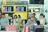 Calon penumpang pesawat melakukan lapor diri di Terminal Internasional Bandara Internasional I Gusti Ngurah Rai, Badung, Bali, Selasa (7/1/2025). Pengelola Bandara Bali mencatat telah melayani sebanyak 1.372.030 orang penumpang selama 19 hari periode liburan Hari Raya Natal 2024 dan Tahun Baru 2025 atau meningkat sebesar 8 persen jika dibandingkan dengan periode Nataru tahun sebelumnya ANTARA FOTO/Fikri Yusuf/wsj.