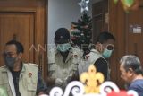 Sejumlah penyidik KPK menggeledah rumah Sekjen PDI Perjuangan Hasto Kristiyanto di Villa Taman Kartini, Bekasi, Jawa Barat, Selasa (7/1/2025). Penyidik KPK menggeledah rumah Hasto Kristiyanto yang ditetapkan sebagai tersangka karena diduga terlibat dalam kasus suap terhadap Komisioner KPU Wahyu Setiawan dan perintangan penyidikan pada kasus Harun Masiku. ANTARA FOTO/Fakhri Hermansyah/Spt.