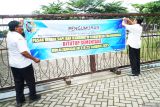 Petugas memasang pengumuman penutupan sementara Pasar Hewan Terpadu Sumbergempol, Tulungagung, Jawa Timur, Rabu (8/1/2025). Pemkab Tulungagung menutup enam pasar hewan yang ada di wilayah tersebut sebagai upaya mitigasi penyebaran virus PMK yang telah menyebabkan sedikitnya 77 ekor sapi di daerah itu sakit dan delapan di antaranya mati. Antara Jatim/Destyan Sujarwoko/um