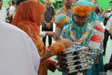 Gubernur Jawa Timur terpilih Khofifah Indar Parawansa (kiri) membagikan makanan bergizi gratis kepada siswa di SMPN 1 Candi Sidoarjo, Jawa Timur, Rabu (8/1/2025). Pelaksanaan Program Makan Bergizi Gratis (MBG) yang dilakukan secara bertahap di sejumlah sekolah di Sidoarjo tersebut untuk dapat memperbaiki gizi siswa dan meningkatkan kualitas pendidikan yang ada di Indonesia khususnya, Jawa Timur. Antara Jatim/Umarul Faruq