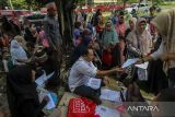 Petugas memeriksa data warga penerima bantuan sosial program pensasaran percepatan penghapusan kemiskinan ekstrem (P3KE) di Kota Serang, Banten, Rabu (8/1/2025). Kementerian Keuangan mencatat sepanjang 2024, pemerintah telah merealisasikan anggaran Rp1.199,4 triliun untuk kesejahteraan masyarakat. ANTARA FOTO/Angga Budhiyanto/gp