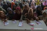 Warga menerima uang tunai bantuan sosial program pensasaran percepatan penghapusan kemiskinan ekstrem (P3KE) di Kota Serang, Banten, Rabu (8/1/2025). Kementerian Keuangan mencatat sepanjang 2024, pemerintah telah merealisasikan anggaran Rp1.199,4 triliun untuk kesejahteraan masyarakat. ANTARA FOTO/Angga Budhiyanto/gp