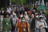 Pekerja melintasi pedestrian saat jam pulang kerja di kawasan Jalan Jenderal Sudirman, Jakarta, Selasa (7/1/2025). Pemerintah merujuk pada PP Nomor 45 Tahun 2015 tentang Penyelenggaraan Program Jaminan Pensiun, memperpanjang batas usia pensiun pekerja Indonesia dari 58 tahun menjadi 59 tahun yang berlaku mulai Januari 2025 yang juga menjadi landasan untuk dapat memanfaatkan program jaminan pensiun yang dilaksanakan BPJS Ketenagakerjaan (BPJS TK). ANTARA FOTO/Indrianto Eko Suwarso/nz