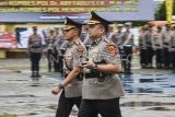 Kapolresta Samarinda yang baru Kombes Pol Hendri Umar (kanan) berjalan dengan pejabat lama Kombes Pol Ary Fadli (kiri) saat Upacara Serah Terima Jabatan di Mabes Polresta Samarinda, Kalimantan Timur, Kamis (9/1/2025). Kapolda Kaltim Irjen Pol Nanang Avianto resmi melantik Kombes Pol Hendri Umar menggantikan Kombes Pol Ary Fadli yang selanjutnya bertugas sebagai Analis Kebijakan Madya Bidang Binkar SSDM Polri dalam rangka mengikuti Pendidikan Pengembangan Pimpinan Tinggi (Dikbangti) Tahun Anggaran 2025. Antara Kaltim/M Risyal Hidayat