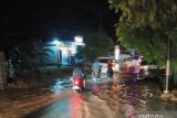 Ruas jalan penghubung di OKU Timur nyaris putus digerus banjir