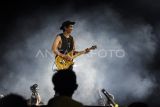 Gitaris kelompok musik Slank Ridho tampil memainkan gitarnya dalam Konser Pesta Rakyat Kaltim 2025 di GOR Kadrie Oening, Samarinda, Kalimantan Timur, Kamis (9/1/2025). Konser dalam rangka memeriahkan HUT ke-68 Provinsi Kalimantan Timur yang bertemakan Membangun Kaltim untuk Nusantara itu, Slank tampil membawakan 17 lagu andalannya. Antara Kaltim/M Risyal Hidayat