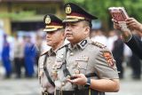 Kapolresta Samarinda yang baru Kombes Pol Hendri Umar (kanan) didampingi pejabat lama Kombes Pol Ary Fadli (kiri) mengucapkan sumpah jabatan saat Upacara Serah Terima Jabatan di Mabes Polresta Samarinda, Kalimantan Timur, Kamis (9/1/2025). Kapolda Kaltim Irjen Pol Nanang Avianto resmi melantik Kombes Pol Hendri Umar menggantikan Kombes Pol Ary Fadli yang selanjutnya bertugas sebagai Analis Kebijakan Madya Bidang Binkar SSDM Polri dalam rangka mengikuti Pendidikan Pengembangan Pimpinan Tinggi (Dikbangti) Tahun Anggaran 2025. Antara Kaltim/M Risyal Hidayat