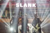 Konser Pekan Rakyat Kaltim 2025. Vokails kelompok musik Slank, Kaka (tengah), gitaris Ridho (kiri) dan basist Ivanka (kanan) membawakan lagu andalannya dalam Konser Pesta Rakyat Kaltim 2025 di GOR Kadrie Oening, Samarinda, Kalimantan Timur, Kamis (9/1/2025). Konser dalam rangka memeriahkan HUT ke-68 Provinsi Kalimantan Timur yang bertemakan Membangun Kaltim untuk Nusantara itu, Slank tampil membawakan 17 lagu andalannya. Antara Kaltim/M Risyal Hidayat