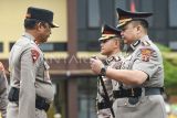 Kapolda Kaltim Irjen Pol Nanang Avianto (kiri) menyerahkan tongkat komando kepada Kapolresta Samarinda yang baru Kombes Pol Hendri Umar (kanan) didampingi pejabat lama Kombes Pol Ary Fadli (kedua kanan) saat Upacara Serah Terima Jabatan di Mabes Polresta Samarinda, Kalimantan Timur, Kamis (9/1/2025). Kapolda Kaltim Irjen Pol Nanang Avianto resmi melantik Kombes Pol Hendri Umar menggantikan Kombes Pol Ary Fadli yang selanjutnya bertugas sebagai Analis Kebijakan Madya Bidang Binkar SSDM Polri dalam rangka mengikuti Pendidikan Pengembangan Pimpinan Tinggi (Dikbangti) Tahun Anggaran 2025. Antara Kaltim/M Risyal Hidayat